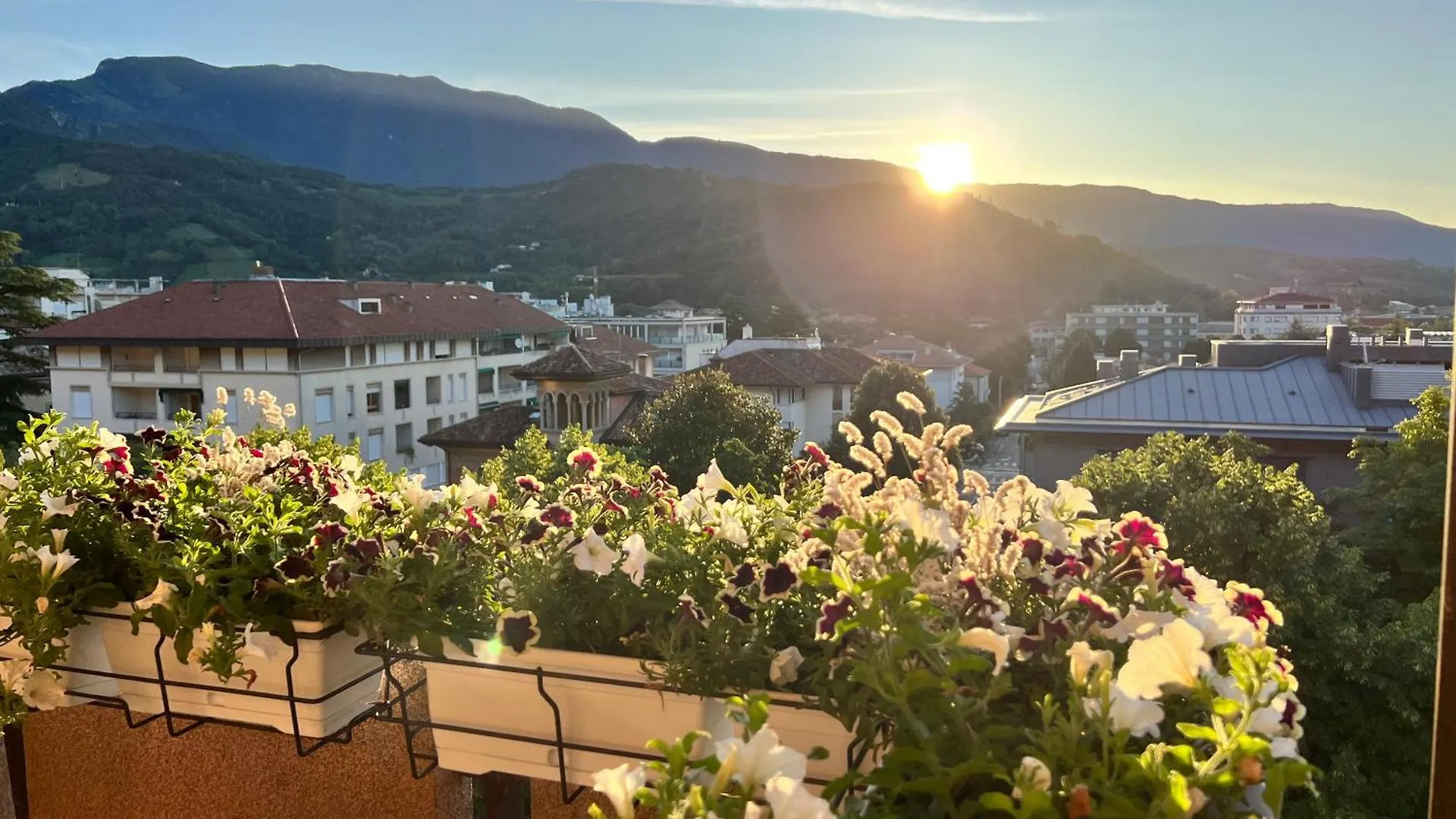 Apartment View Lovely 3Bed-2Bath Condo Full Furnished. Vittorio Veneto